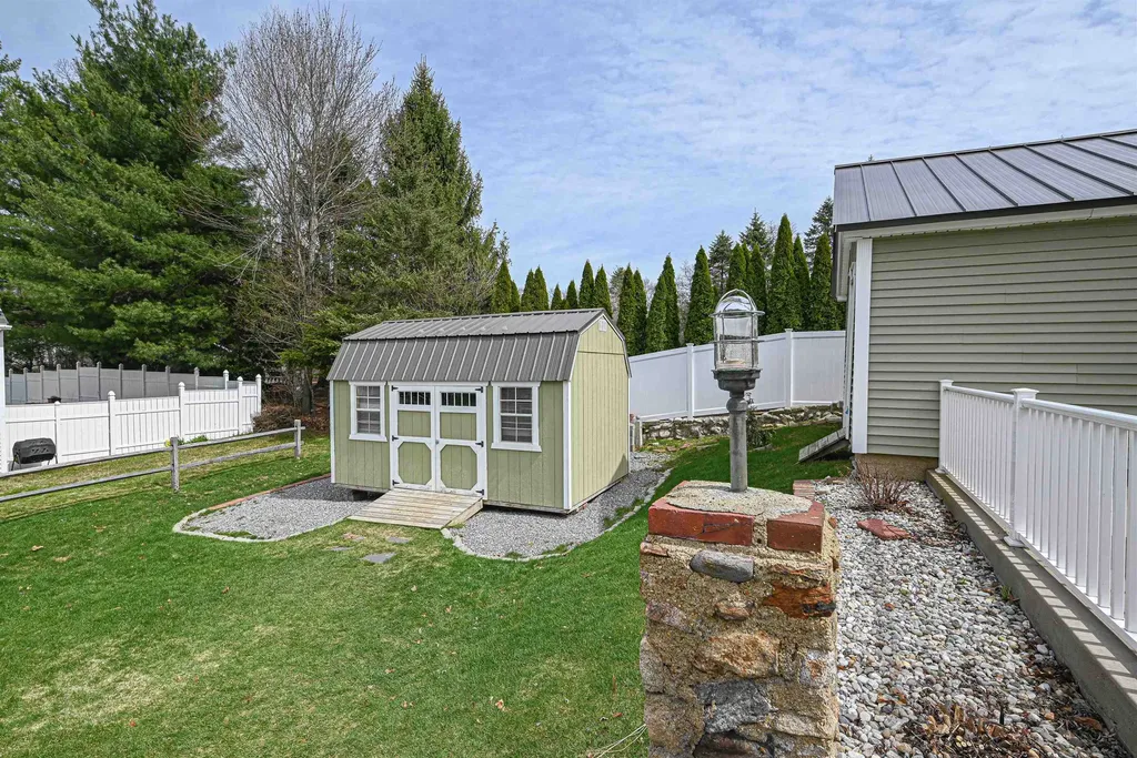 16 Hale Avenue Hooksett NH 03106