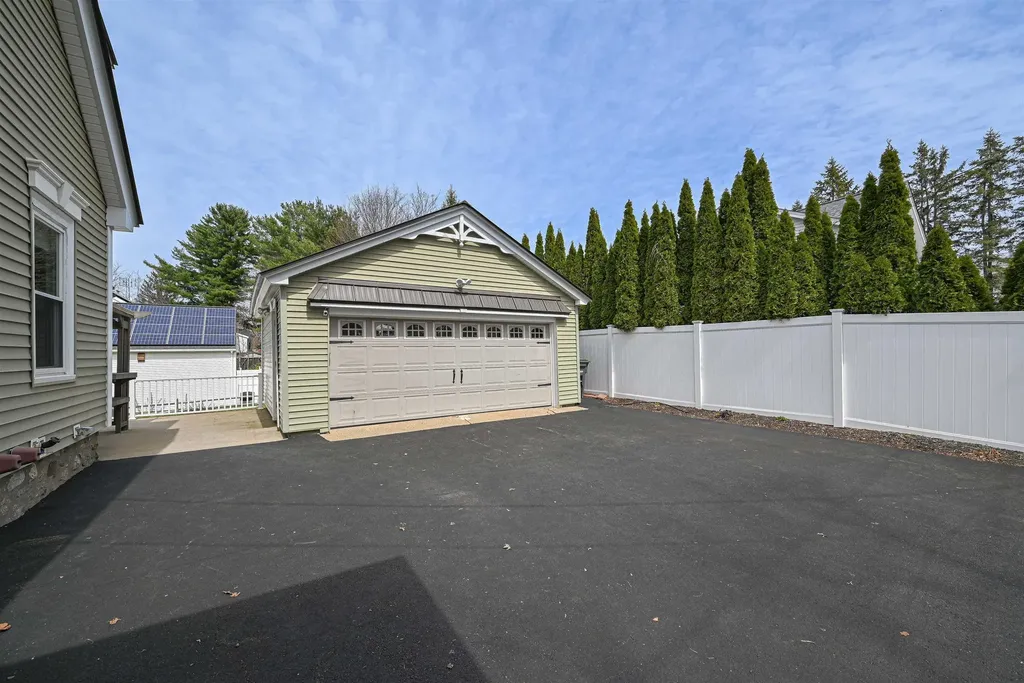 16 Hale Avenue Hooksett NH 03106