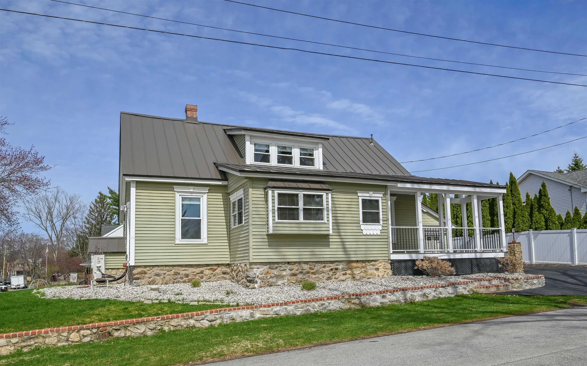 16 Hale Avenue Hooksett NH 03106
