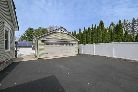 16 Hale Avenue Hooksett NH 03106