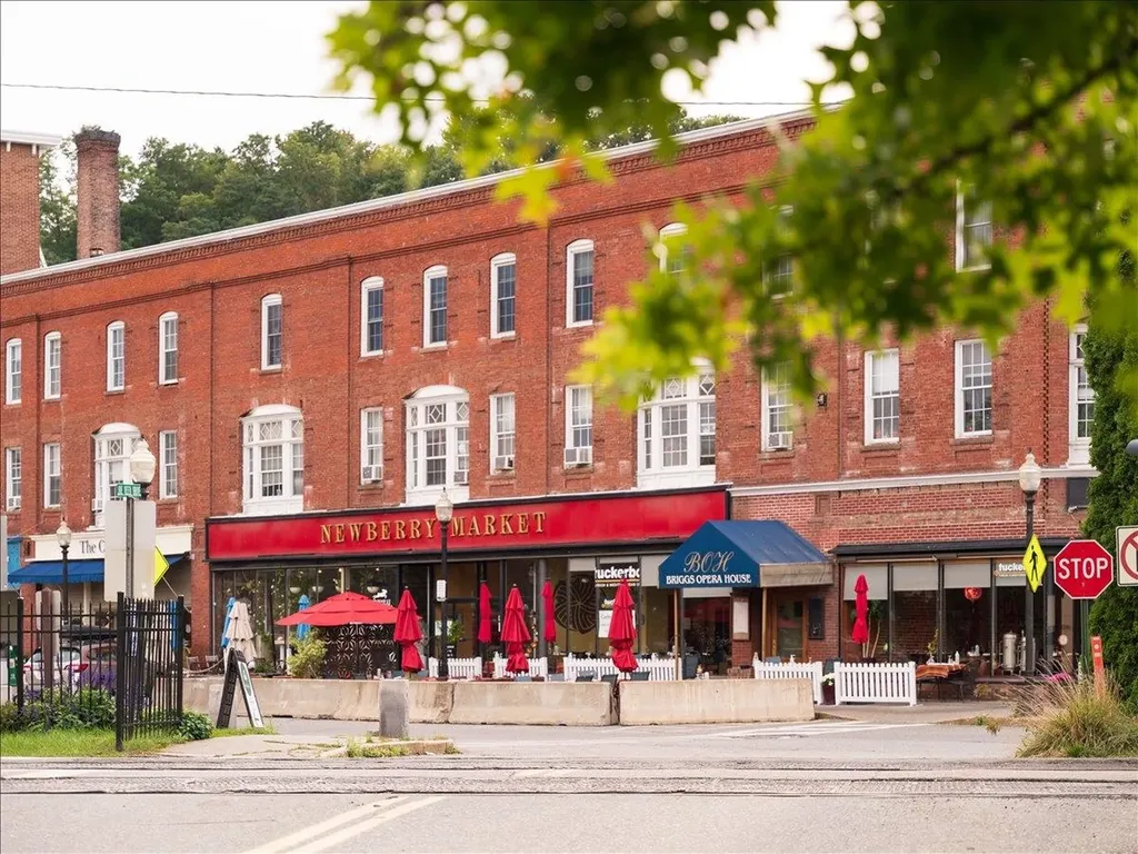 15 Railroad Row Hartford VT 05001