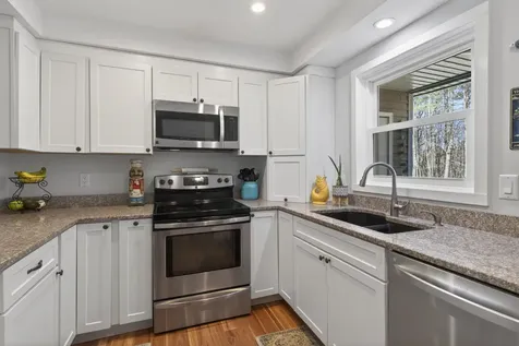 24 Swaan Drive Lee NH 03861