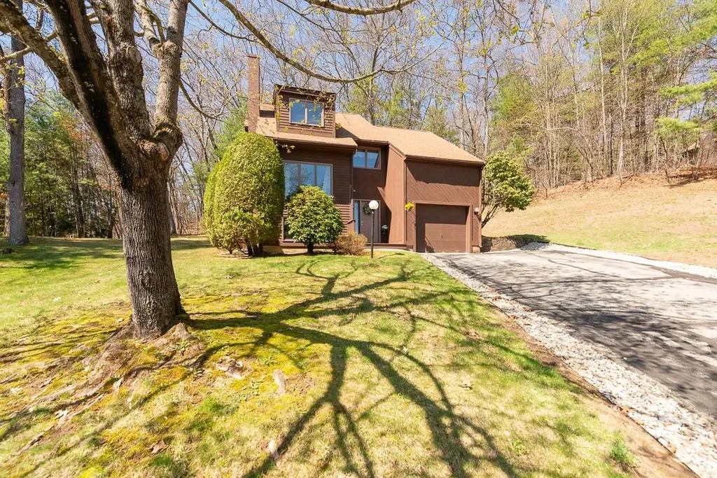 21 Gloucester Lane Nashua NH 03063