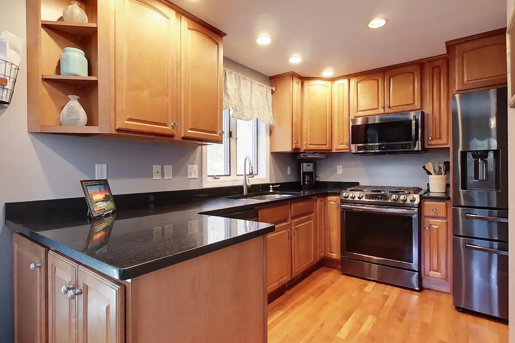 21 Gloucester Lane Nashua NH 03063