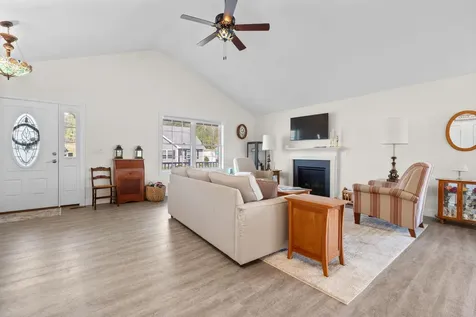 2 Strawberry Lane Hooksett NH 03106