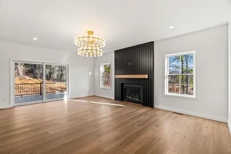 7 Lily Lane Londonderry NH 03053