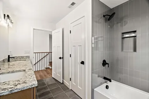 7 Lily Lane Londonderry NH 03053