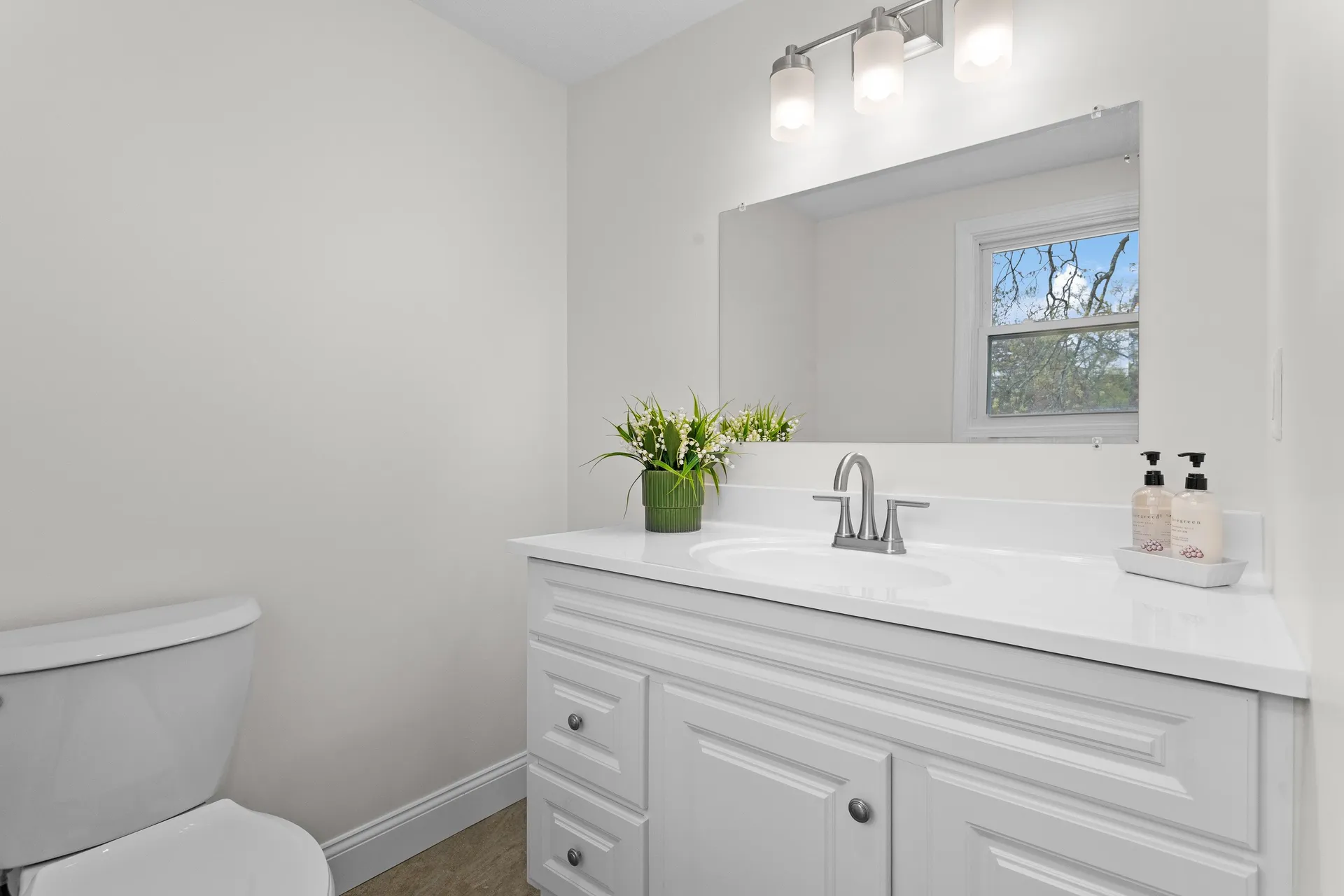 12 Hemlock Street Hudson NH 03051