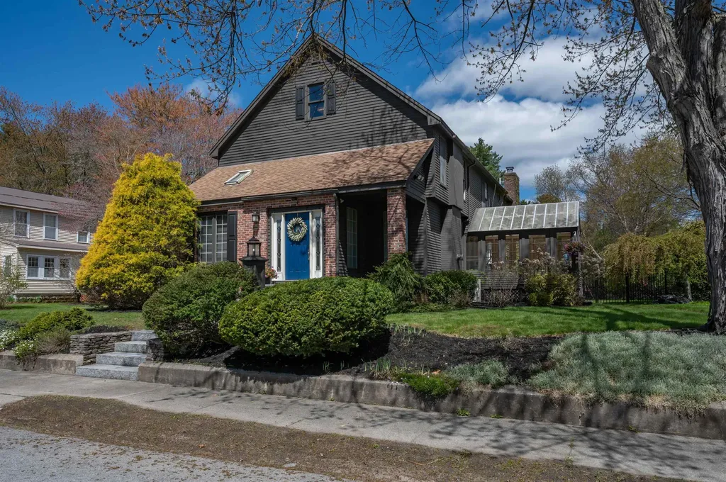 5 Ashland Street Nashua NH 03064-1808