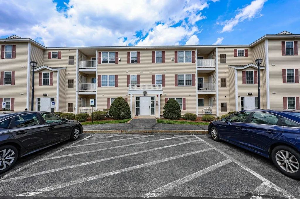 18 Crestview Circle Londonderry NH 03053