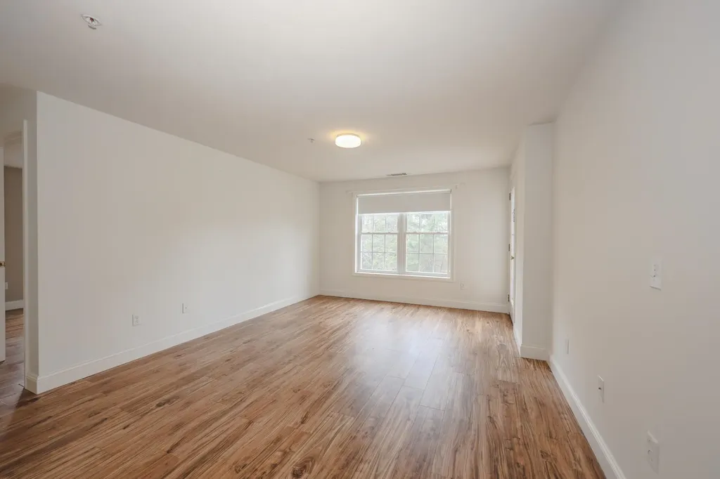 18 Crestview Circle Londonderry NH 03053