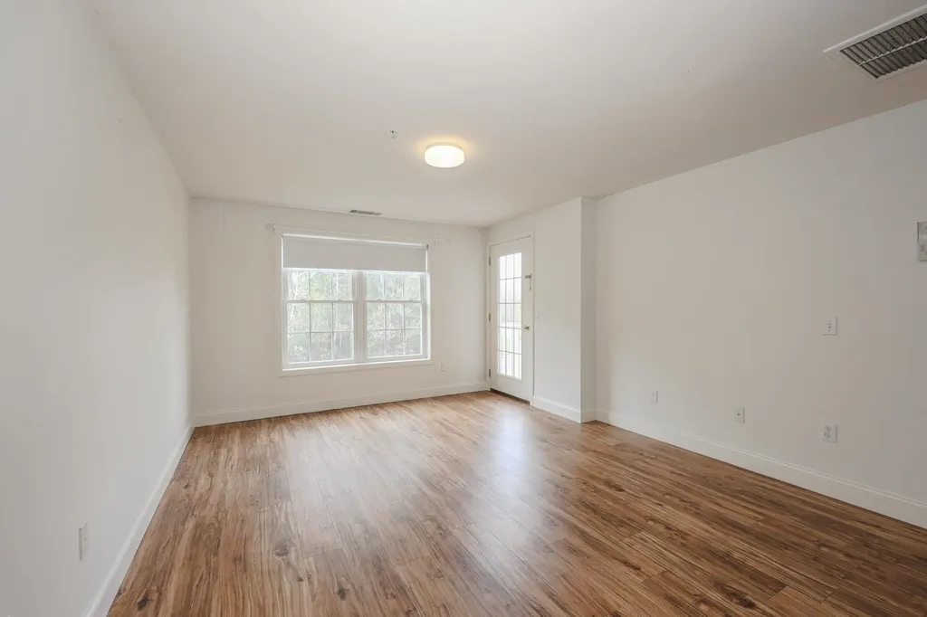 18 Crestview Circle Londonderry NH 03053