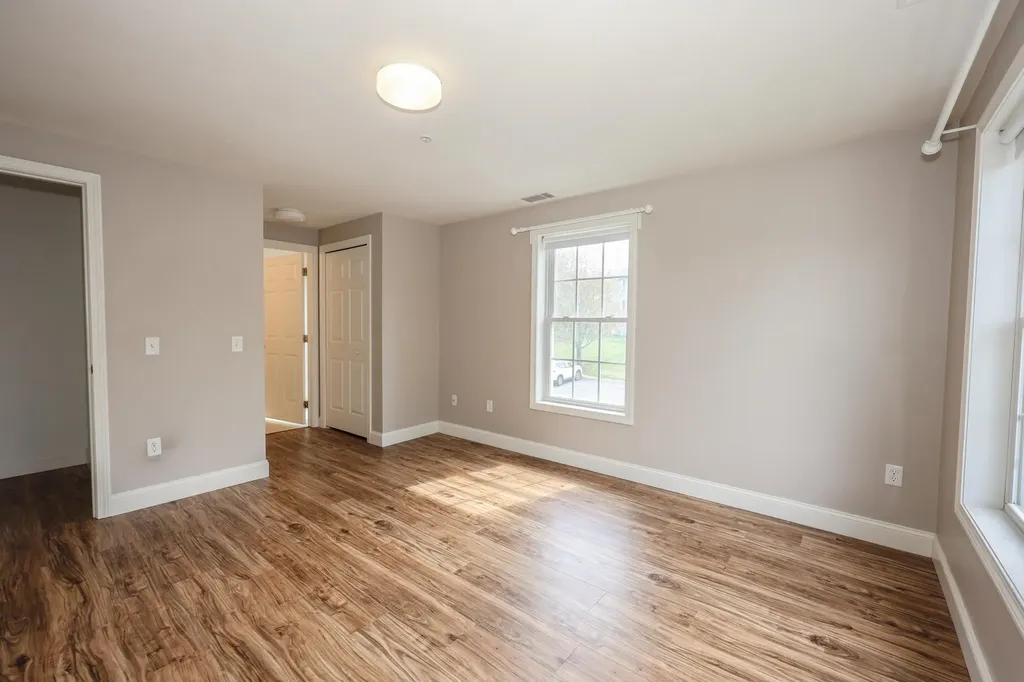 18 Crestview Circle Londonderry NH 03053