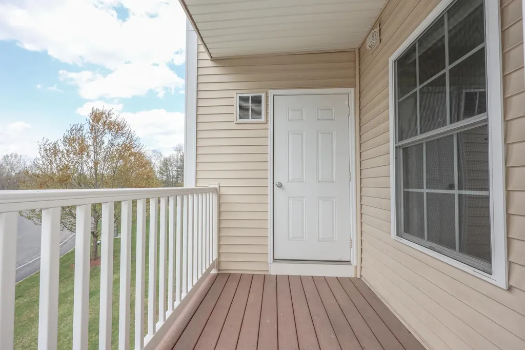 18 Crestview Circle Londonderry NH 03053