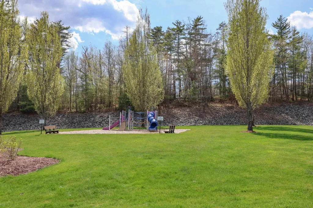 18 Crestview Circle Londonderry NH 03053
