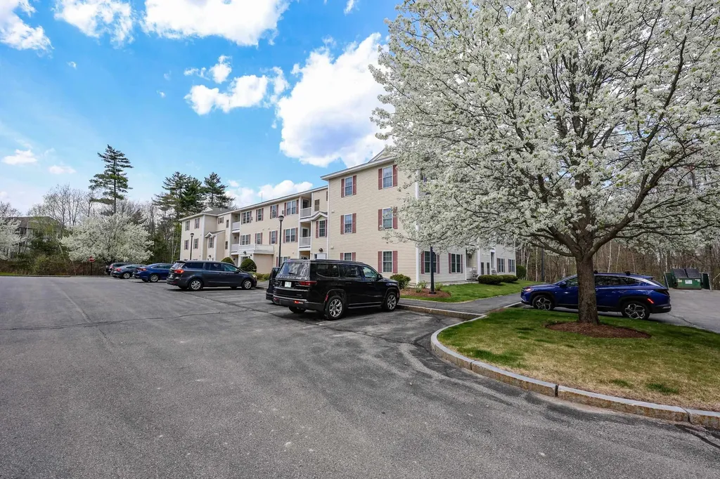 18 Crestview Circle Londonderry NH 03053