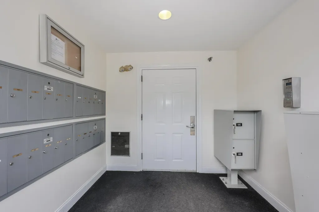 18 Crestview Circle Londonderry NH 03053