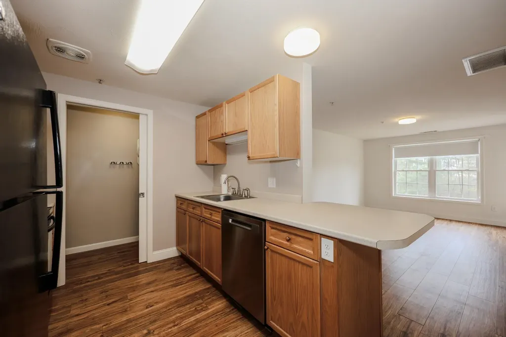 18 Crestview Circle Londonderry NH 03053
