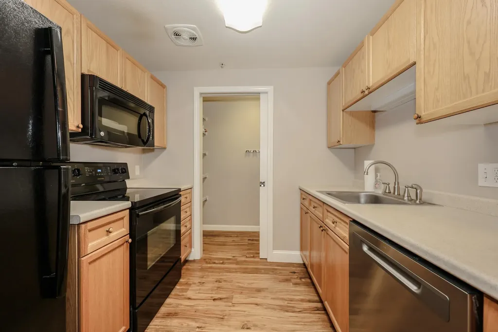 18 Crestview Circle Londonderry NH 03053
