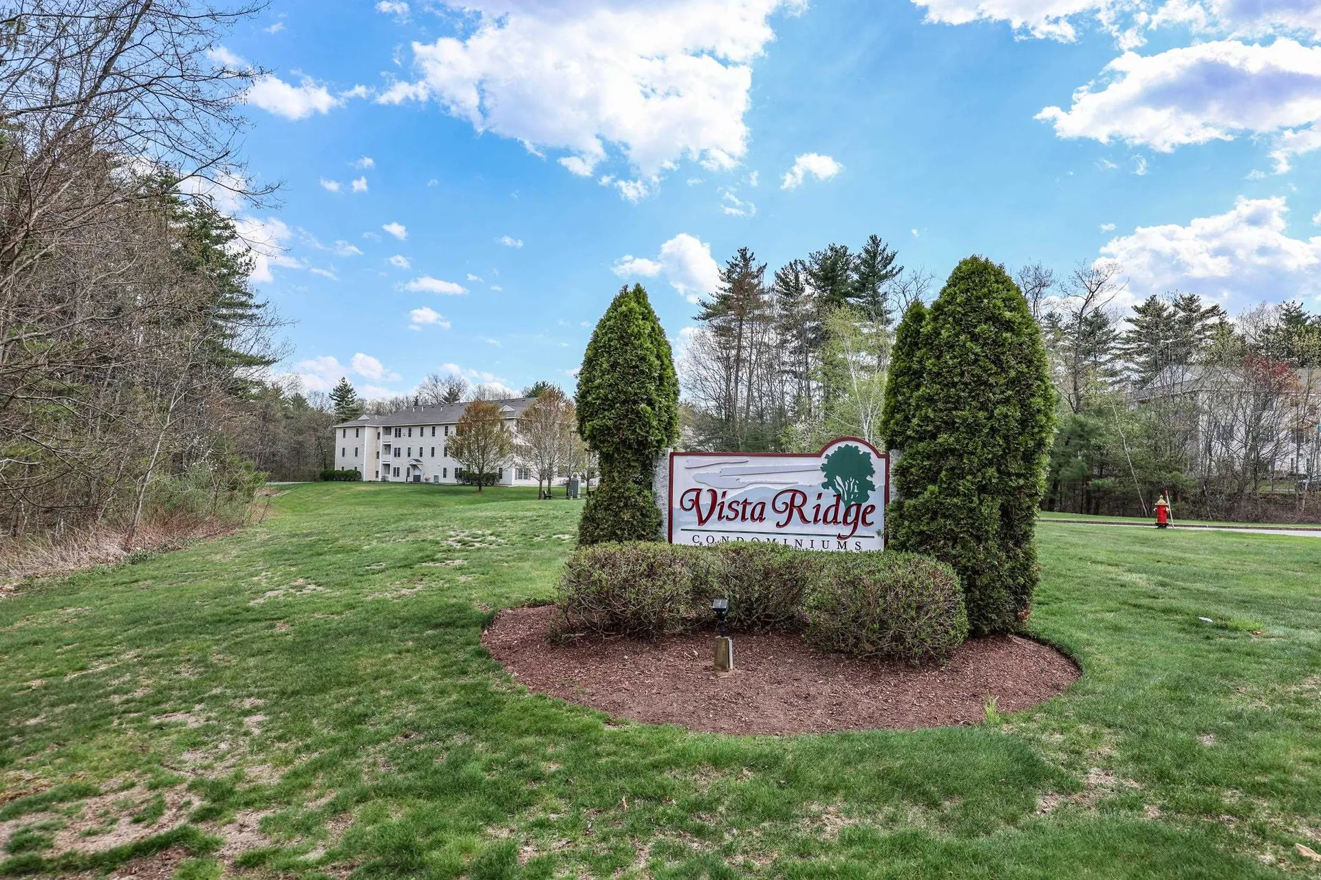 18 Crestview Circle Londonderry NH 03053
