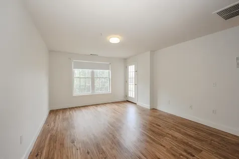 18 Crestview Circle Londonderry NH 03053
