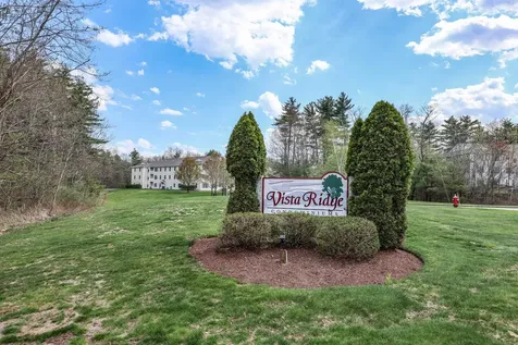 18 Crestview Circle Londonderry NH 03053