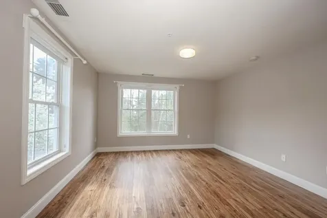 18 Crestview Circle Londonderry NH 03053
