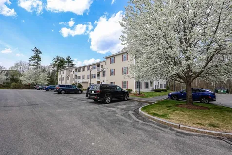 18 Crestview Circle Londonderry NH 03053