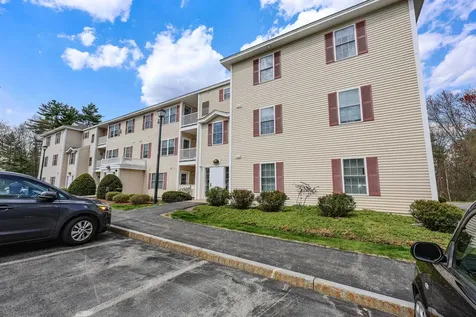 18 Crestview Circle Londonderry NH 03053