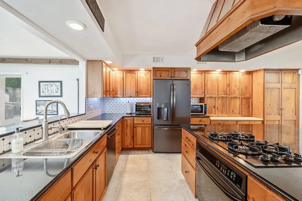 431 Mcgregor Point Alburgh VT 05440