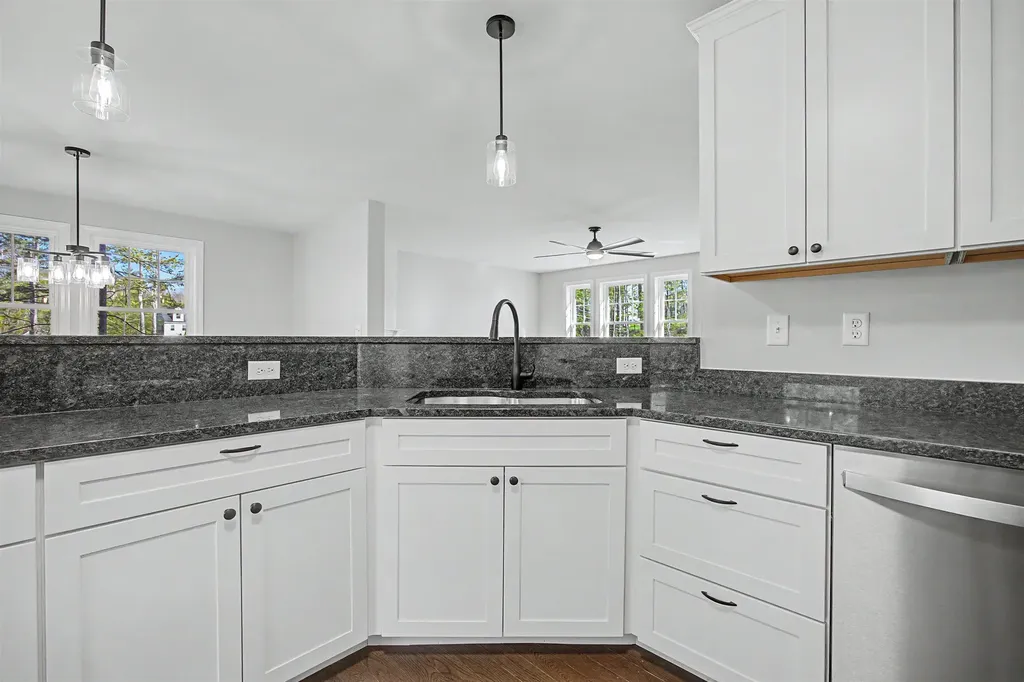 5 Blaisdell Court Raymond NH 03077