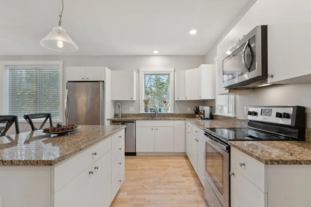 207 Hartness Way Hartford VT 05059