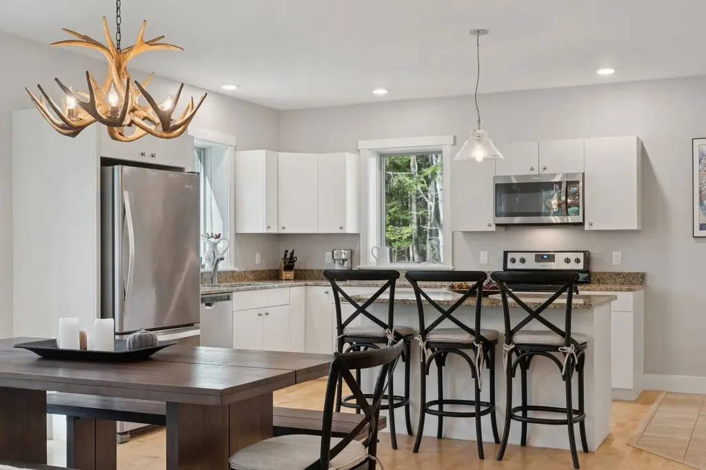 207 Hartness Way Hartford VT 05059