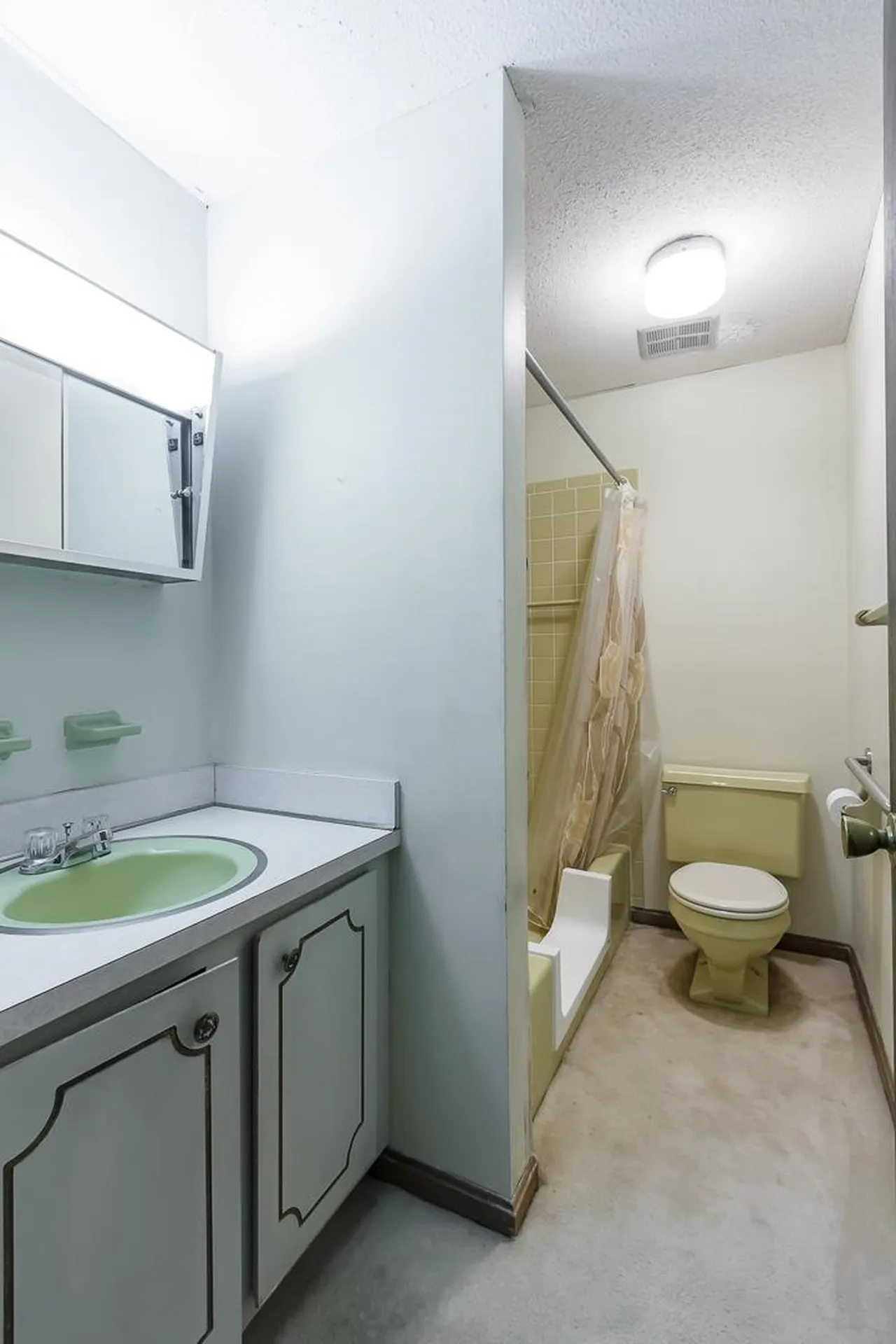 24 Fieldstone Drive Londonderry NH 03053