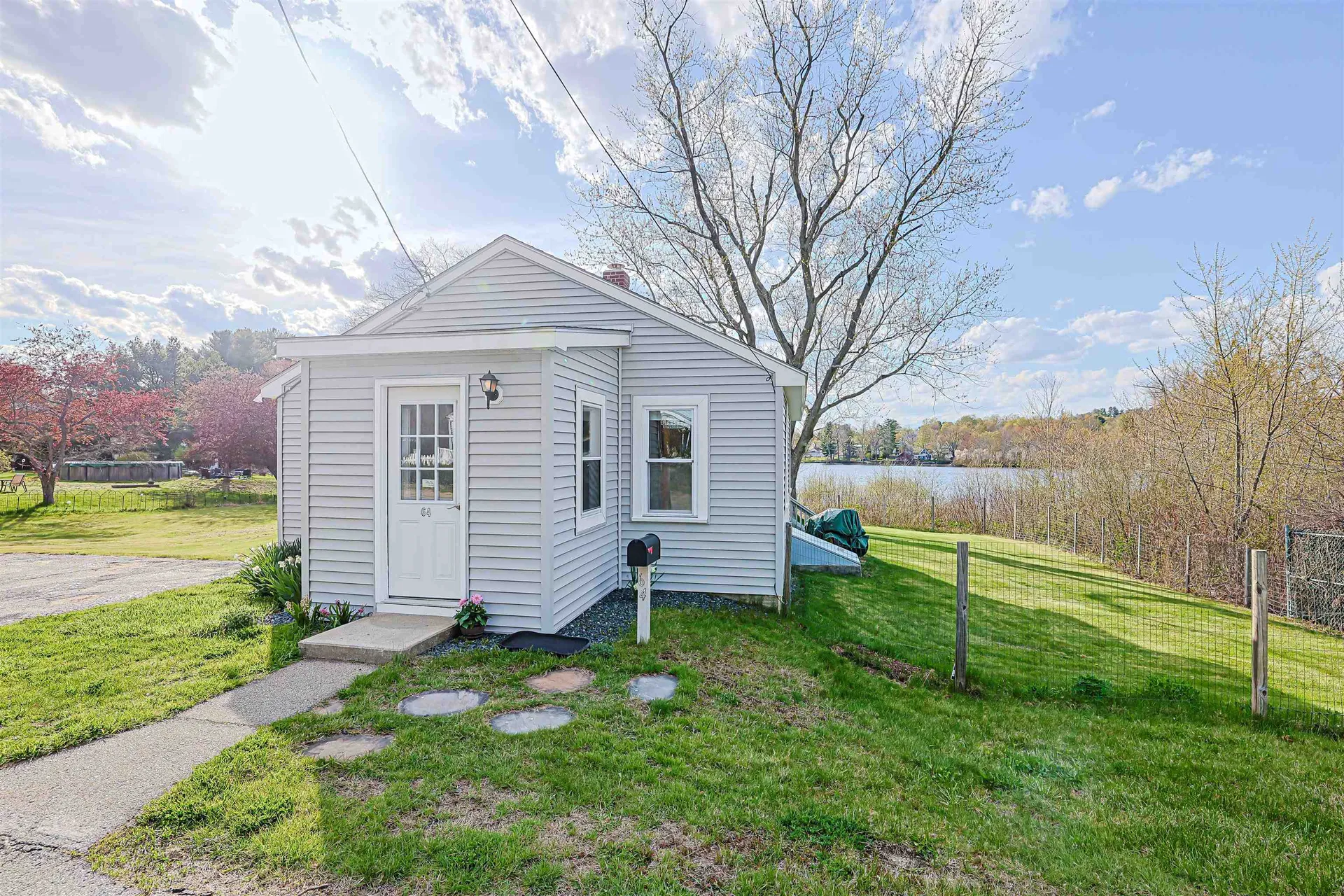 64 School Street Allenstown NH 03275