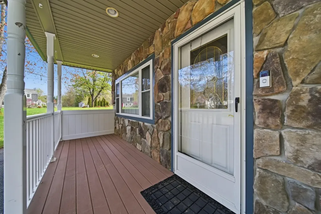 26 Mayflower Drive Litchfield NH 03052