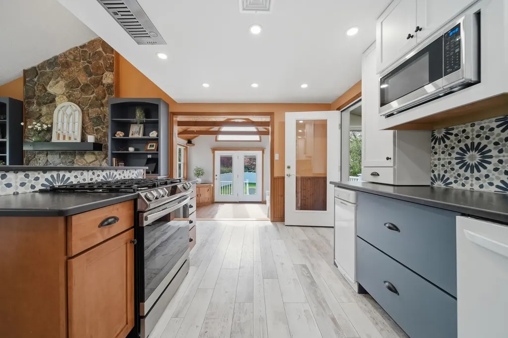 26 Mayflower Drive Litchfield NH 03052