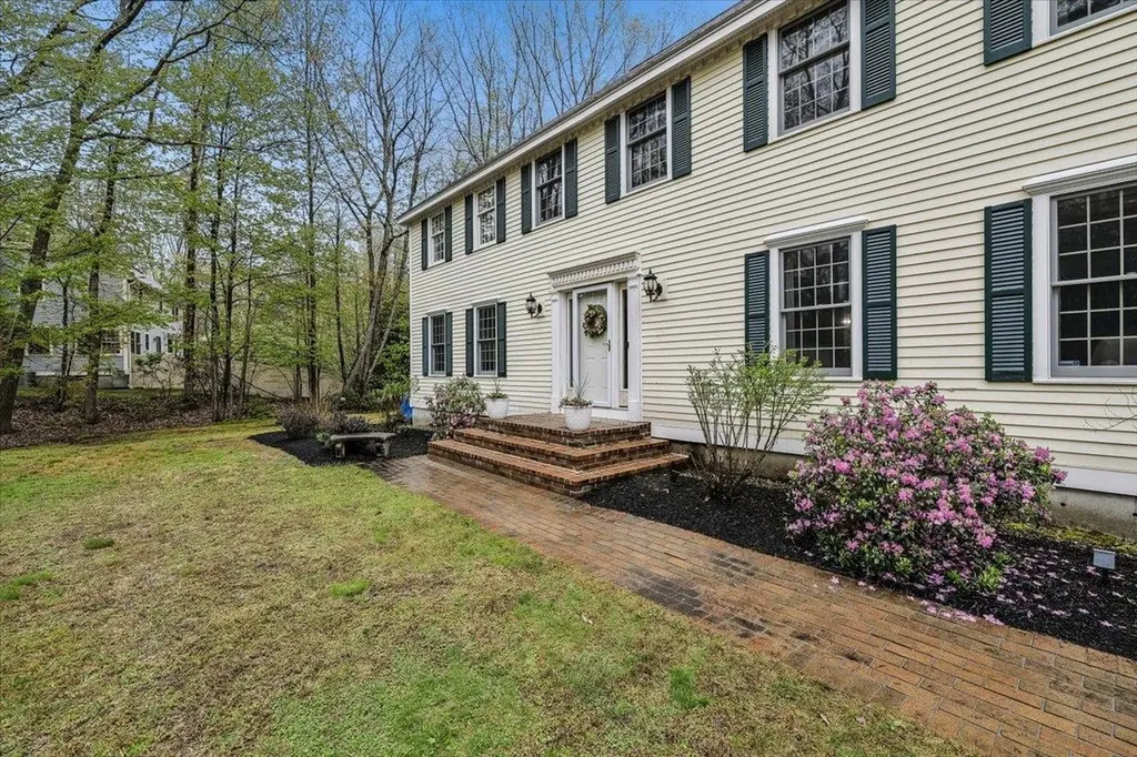 98 Hitching Post Lane Bedford NH 03110