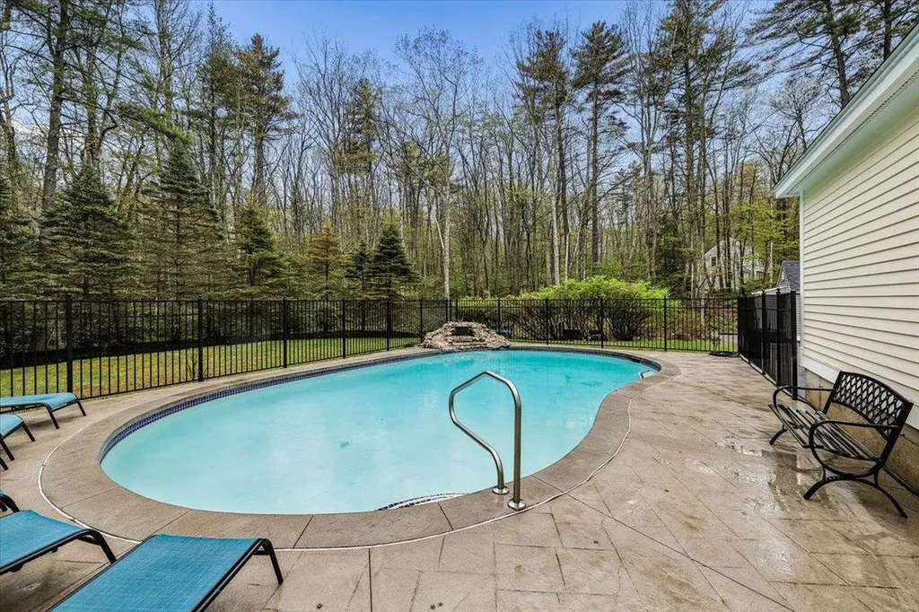 98 Hitching Post Lane Bedford NH 03110