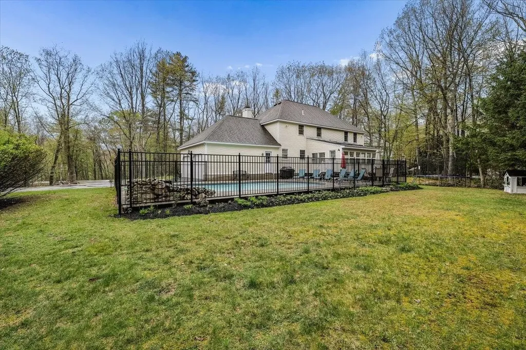 98 Hitching Post Lane Bedford NH 03110