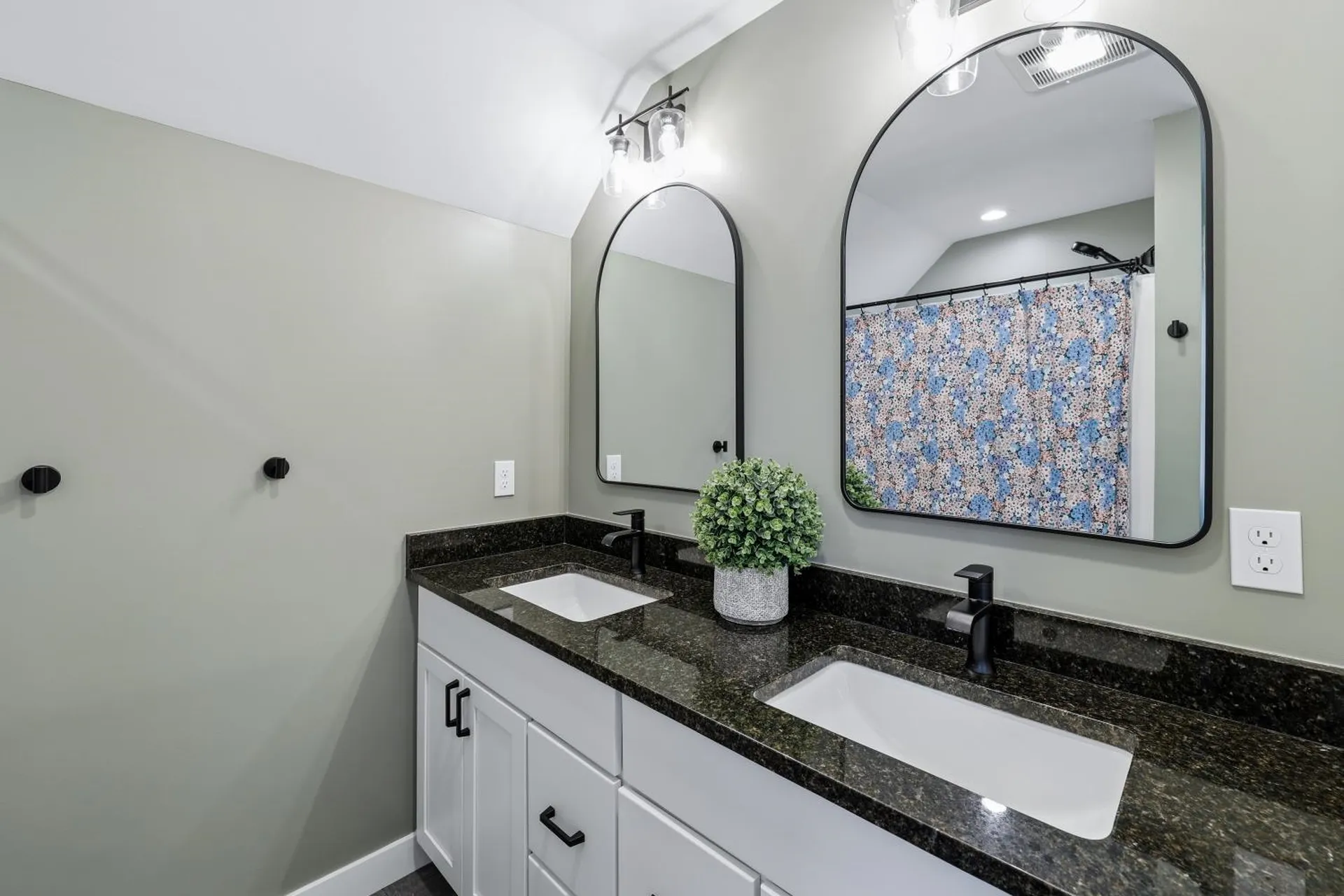 50 Clover Lane Londonderry NH 03053