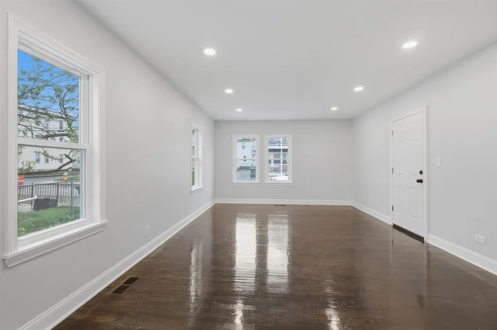 146 1/2 Chestnut Street Nashua NH 03060