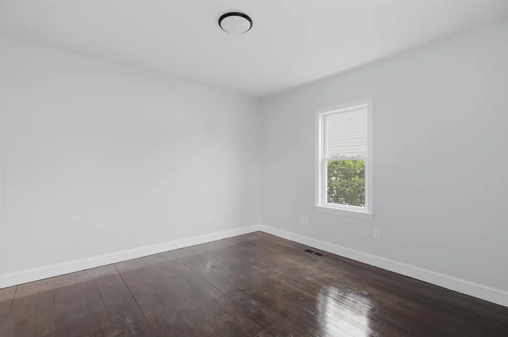 146 1/2 Chestnut Street Nashua NH 03060