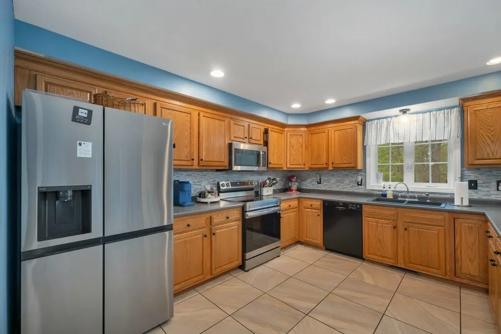 2 Cardinal Circle Derry NH 03038
