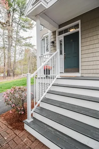 14 Georgetowne Drive Nashua NH 03062