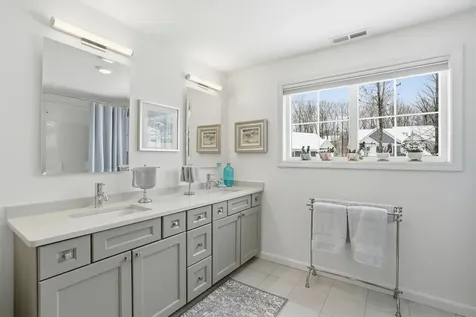 219 Knollwood Way Manchester NH 03102