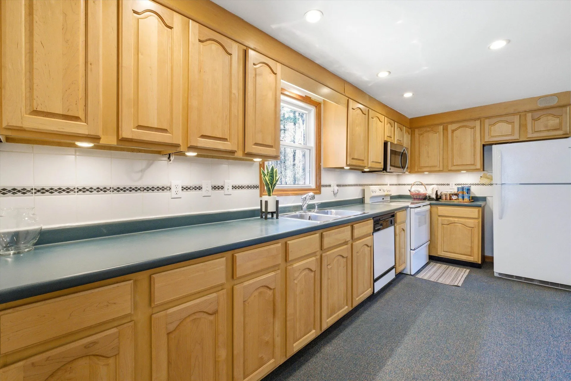 11 Coleman Place Londonderry NH 03053
