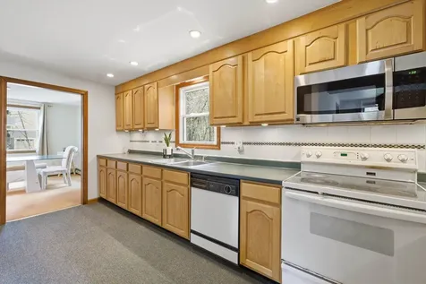 11 Coleman Place Londonderry NH 03053