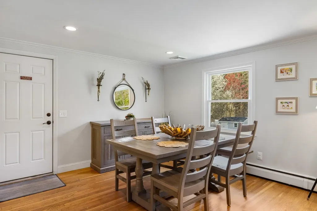 12 Hobbs Road North Hampton NH 03862