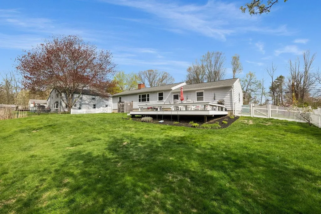 12 Hobbs Road North Hampton NH 03862